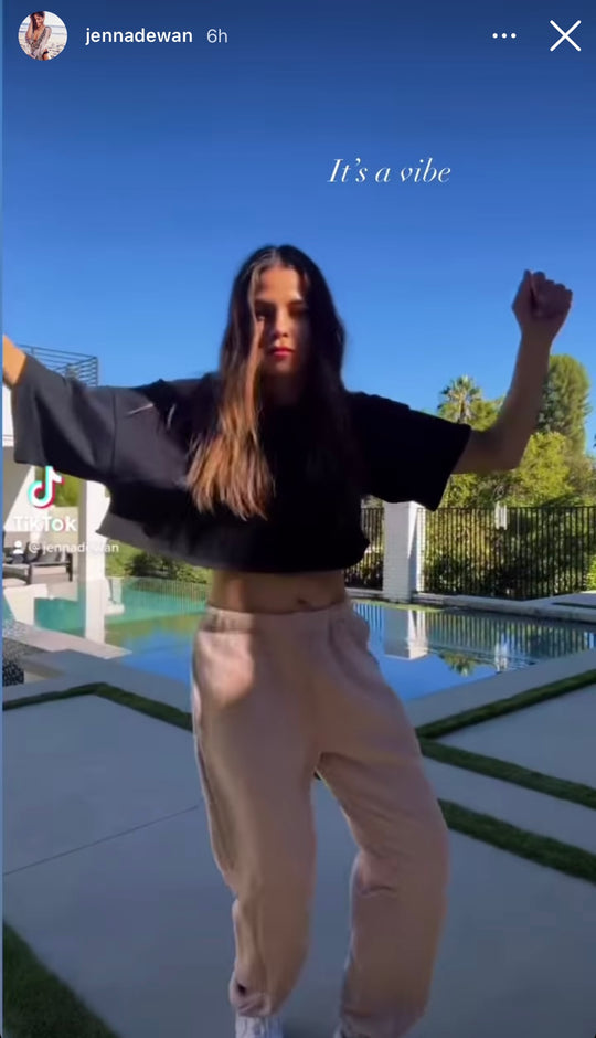 Jenna Dewan Instagram post poolside wearing Les Tien Core classic sweatpants in Mauve